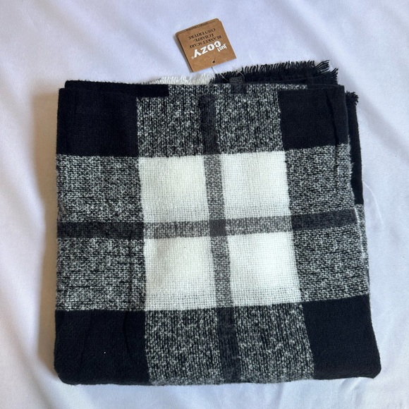 JUST COZY Checkered Blanket Scarf - Picture 1 of 3